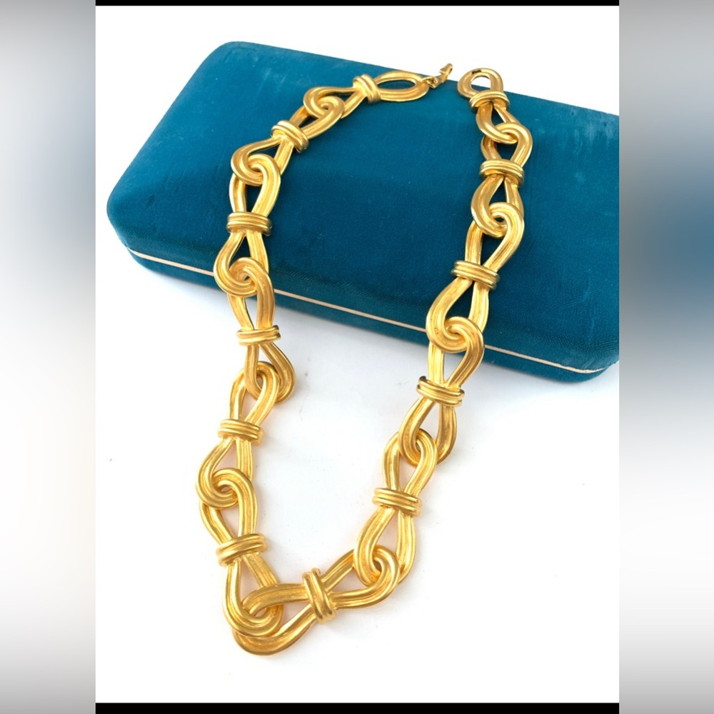 Necklace Gold tone mid-century figure eight design Vintage. 18”